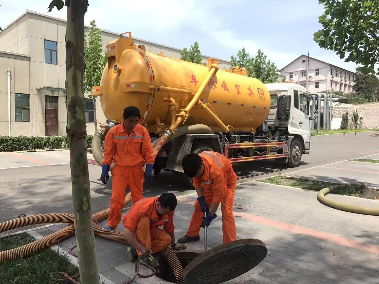 九合垸原种场管道疏通车停在窨井附近