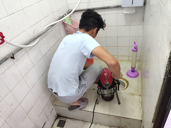 九合垸原种场管道堵塞冒臭气 专业师傅现场解决问题